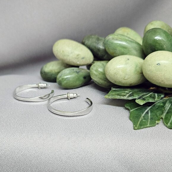 Wavy Hoop Earrings on Posts, Silver Plate, Medium Size, Vintage (90s) 1 1/4" - Picture 5 of 9